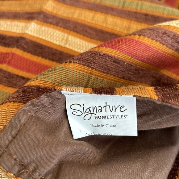 Signature Homestyles Table Runner - Picture 3 of 4